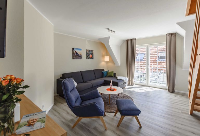 Wohnzimmer mit Couch und Sessel Wohnzimmer mit Couch und Sessel