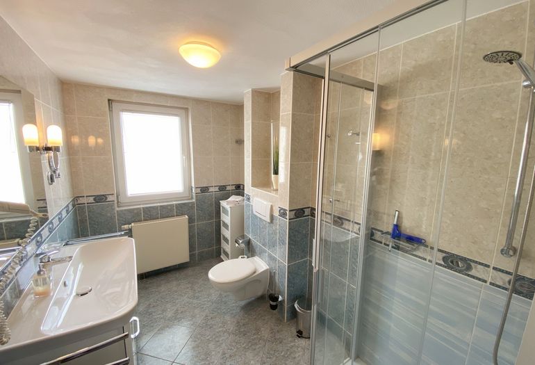 Badezimmer mit Dusche Badezimmer mit Dusche