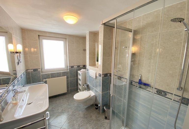 Badezimmer mit Dusche