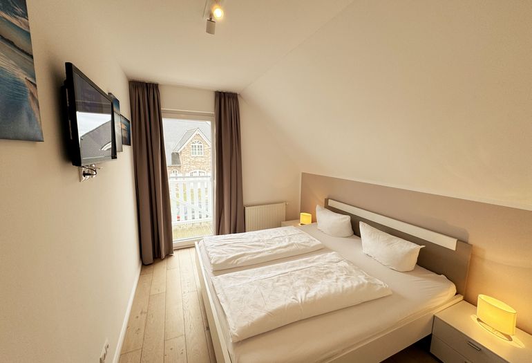 Ferienhaus Ilsebill - 1. Schlafzimmer mit TV