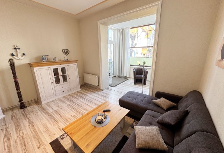 gemütlicher Wohnzimmer mit Couch