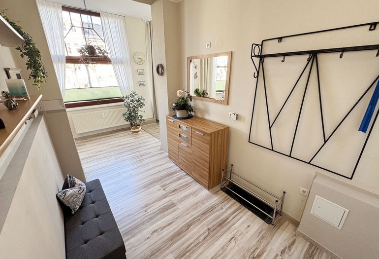 großzügiger heller Flur mit Garderobe und Sideboard großzügiger heller Flur mit Garderobe und Sideboard