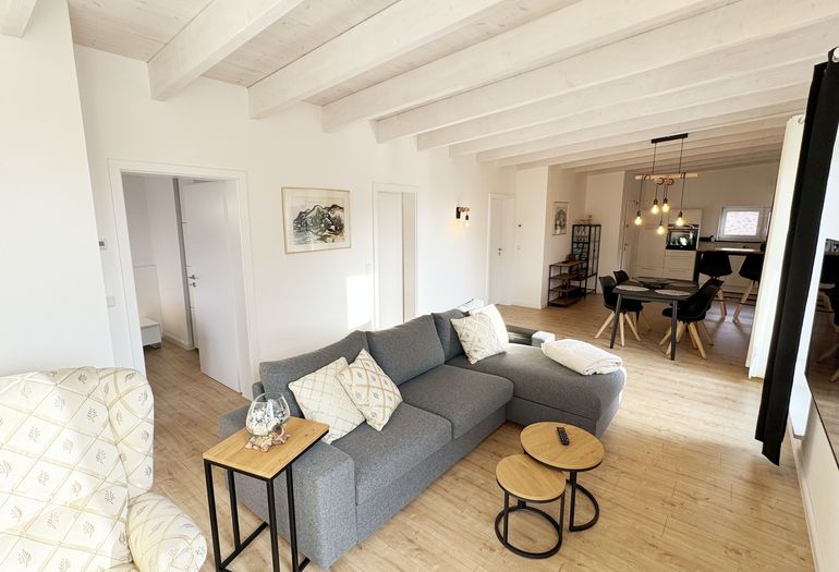 großzügiger Wohnbereich großzügiger Wohnbereich