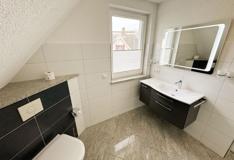 Bad mit Waschplatz und Fenster Bad mit Waschplatz und Fenster