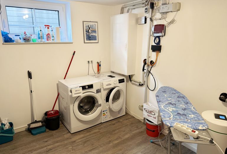 Wirtschaftsraum mit Waschmaschine und Trockner Wirtschaftsraum mit Waschmaschine und Trockner