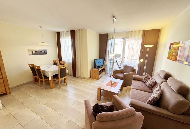 gemütlicher Wohnbereich mit Couch und Smart-TV