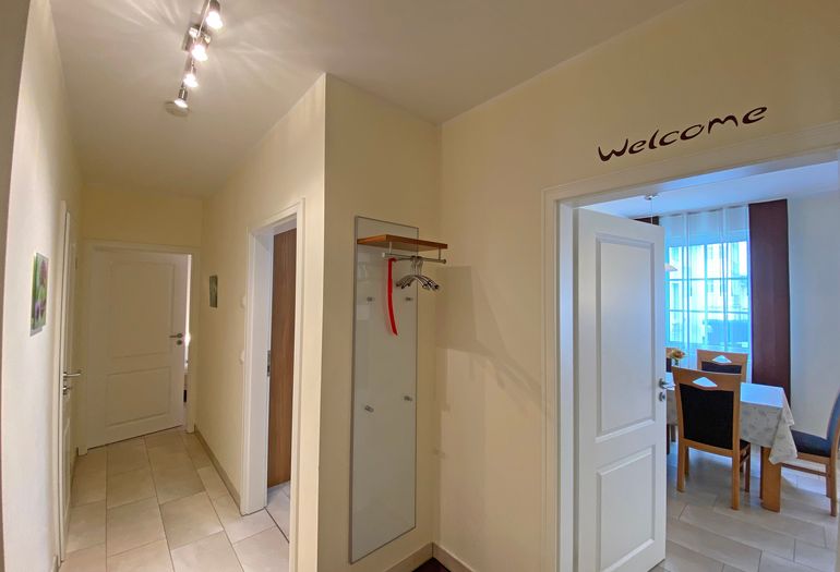 Flurbereich mit Blick ins Wohnzimmer Flurbereich mit Blick ins Wohnzimmer