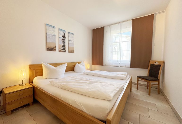 2.Schlafzimmer mit Doppelbett und Nachttischkonsolen