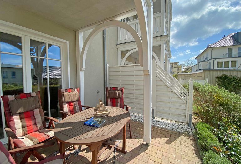 bestuhlte Terrasse mit Blick ins Grüne bestuhlte Terrasse mit Blick ins Grüne