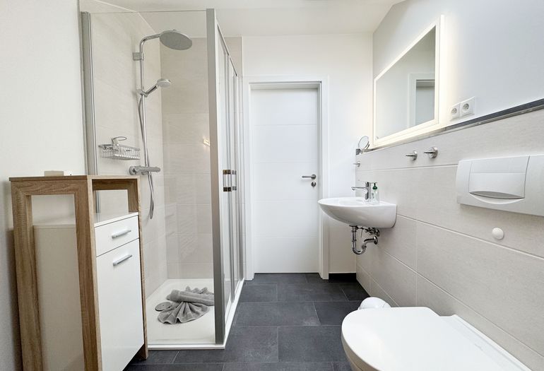 Badezimmer mit Dusche Badezimmer mit Dusche