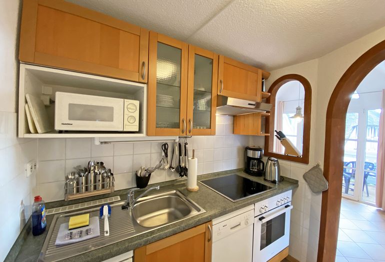 Küchenzeile mit Backofen