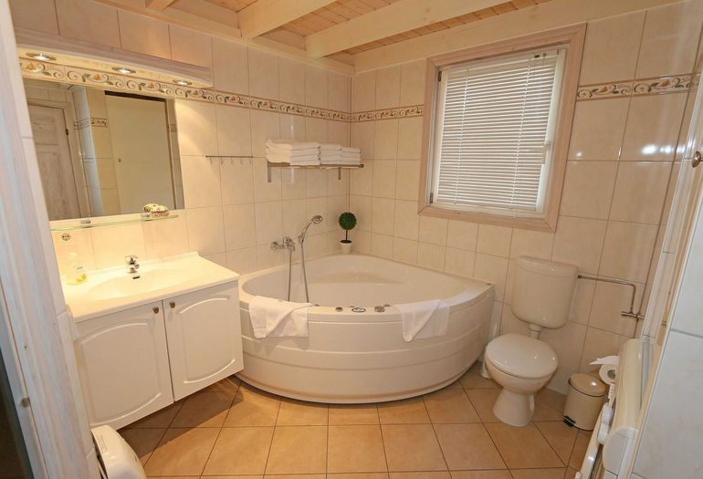 Badezimmer mit Badewanne