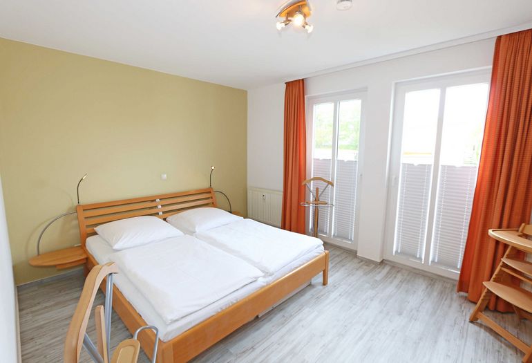 Schlafzimmer mit Doppelbett