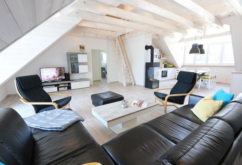 großes Wohnzimmer mit Kamin