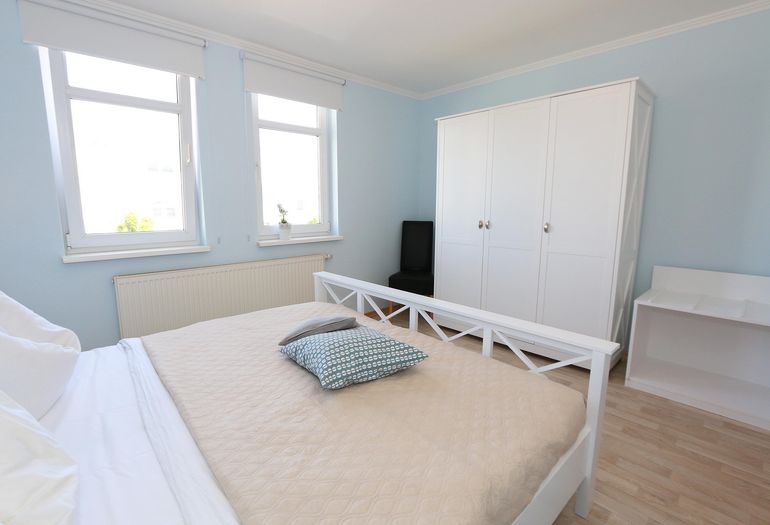 1. Schlafzimmer mit Doppelbett und Kleiderschrank 1. Schlafzimmer mit Doppelbett und Kleiderschrank