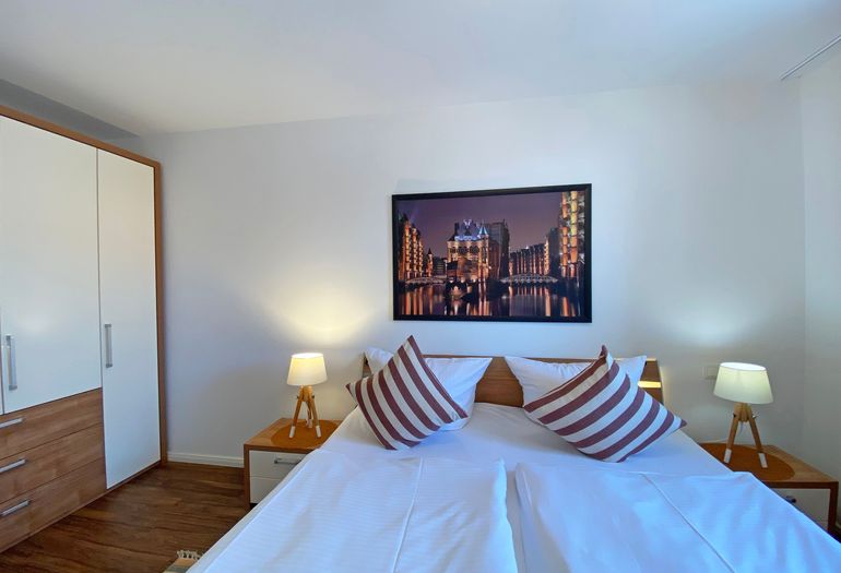 Schlafzimmer mit Doppelbett und Kleiderschrank