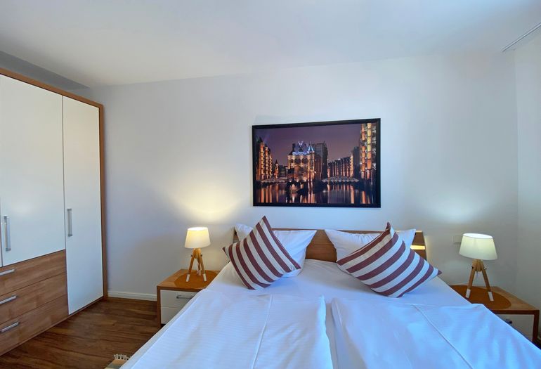 Schlafzimmer mit Doppelbett und Kleiderschrank Schlafzimmer mit Doppelbett und Kleiderschrank