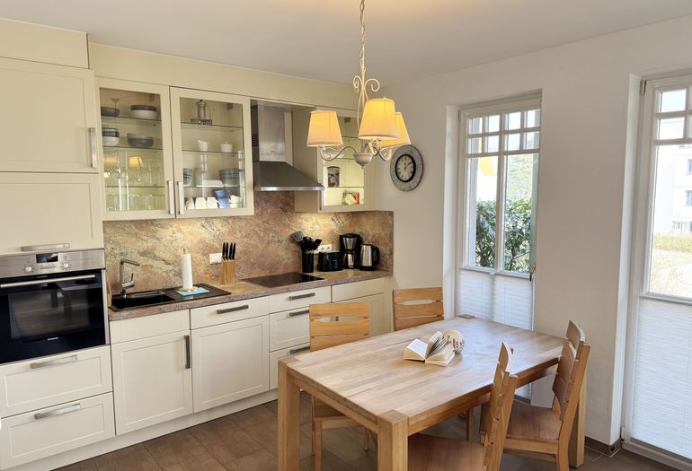 offene Küchenzeile mit diversen Küchenutensilien