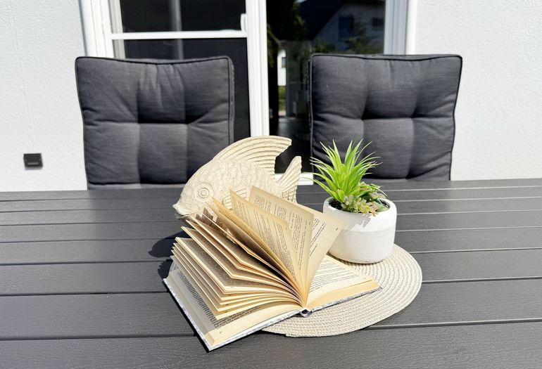 bestuhlte Terrasse (Süd) mit bequemen und verstellbaren Terrassenstühlen