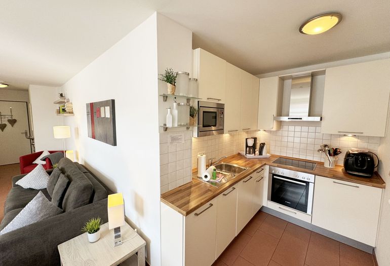 Küchenzeile mit angrenzendem Wohnbereich