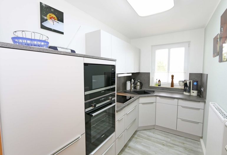 moderne Küchenzeile mit Backofen