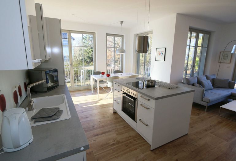 moderne Küchenzeile mit verschiedenen Geräten