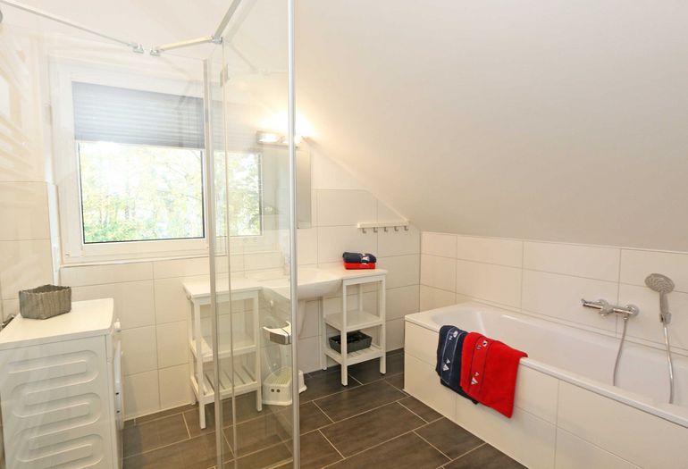 Badezimmer mit Badewanne und Dusche Badezimmer mit Badewanne und Dusche