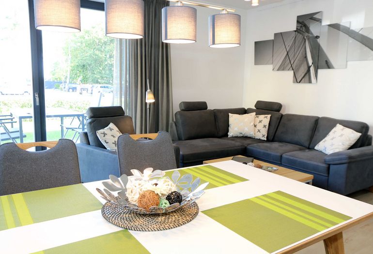 modernes Wohnzimmer mit großer Couch