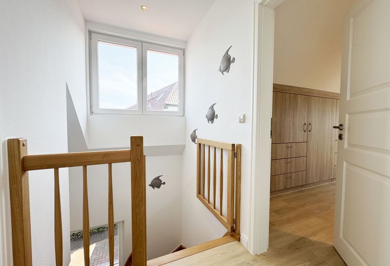 Flurbereich im Obergeschoss mit Blick ins 1. Schlafzimmer