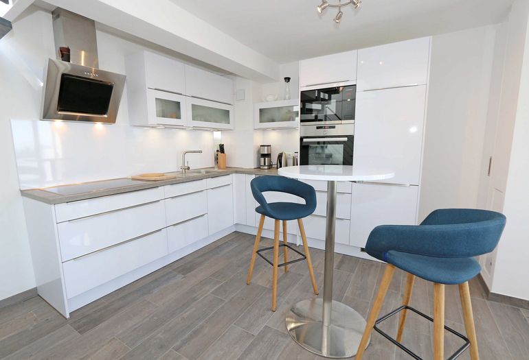 moderne Küchenzeile mit Backofen