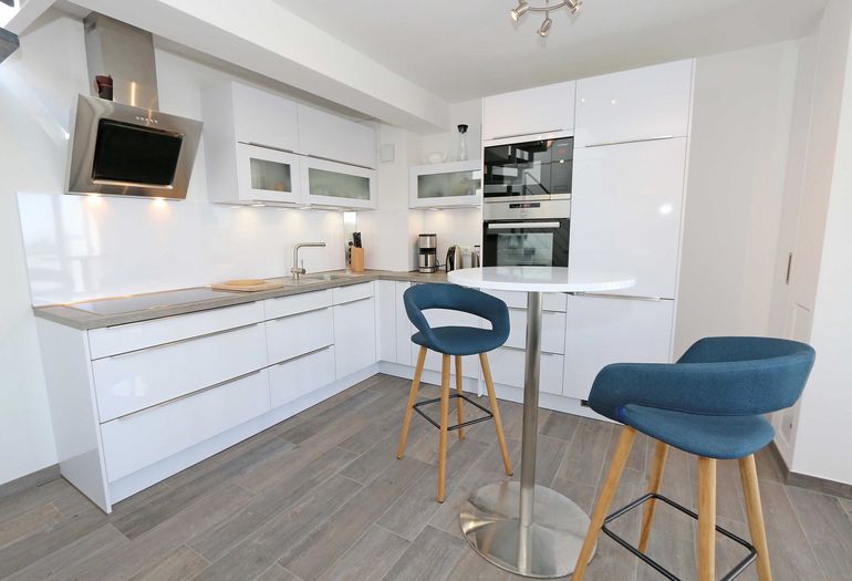 moderne Küchenzeile mit Backofen