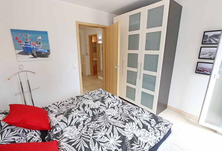 1.Schlafzimmer mit Kleiderschrank