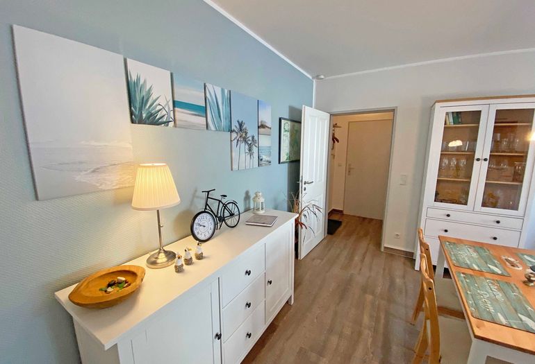 kombinierter Wohn- und Essbereich mit Esstisch und Vitrine kombinierter Wohn- und Essbereich mit Esstisch und Vitrine