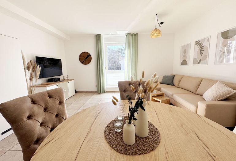 Esstisch mit Blick auf den Wohnbereich Esstisch mit Blick auf den Wohnbereich