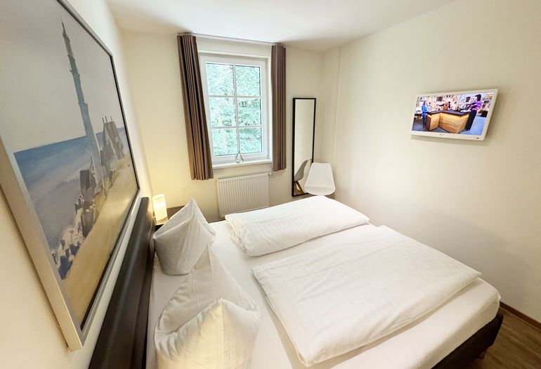 Schlafzimmer mit Doppelbett und Nachttischablagen Schlafzimmer mit Doppelbett und Nachttischablagen