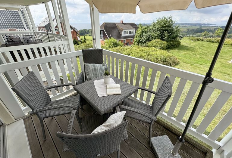 bestuhlter Balkon