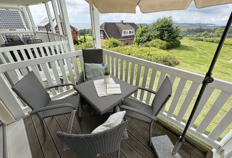 bestuhlter Balkon