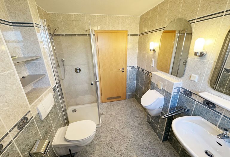 Badezimmer mit Dusche Badezimmer mit Dusche