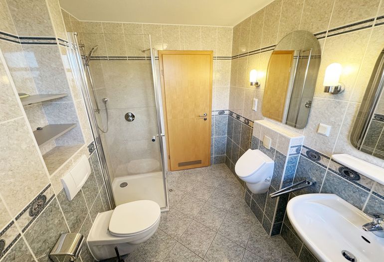 Badezimmer mit Dusche