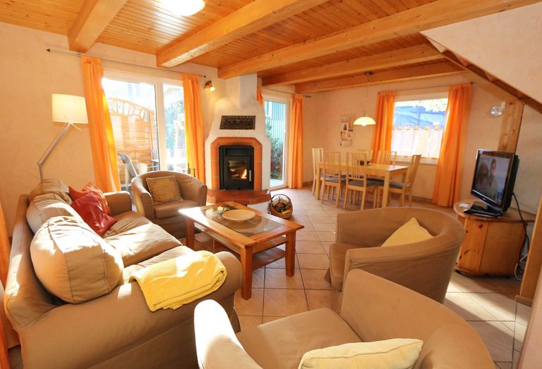 Wohn- und Essbereich mit Kamin