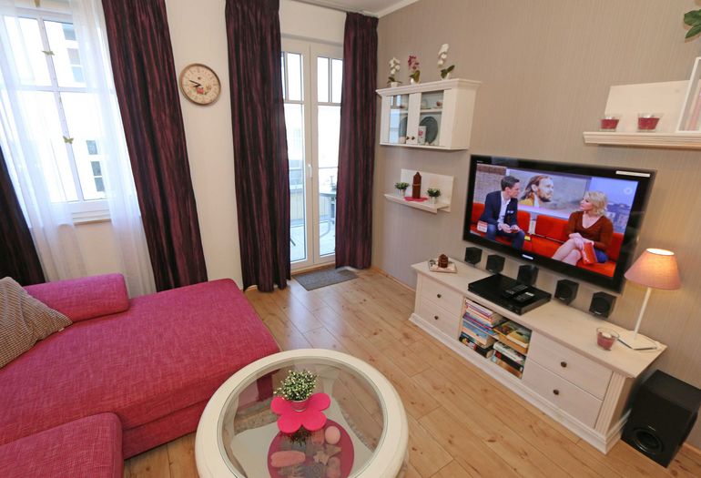 Wohnzimmer mit gemütlicher Couch