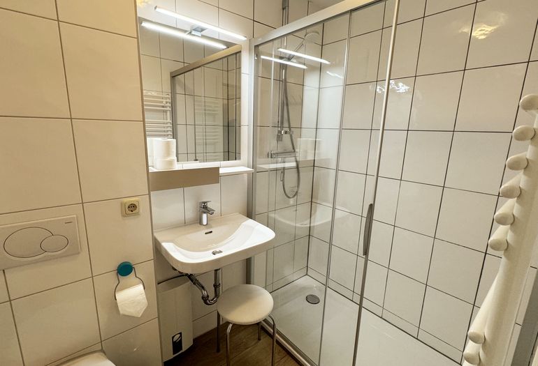 Innenliegendes Bad mit Dusche, WC und Waschtisch Innenliegendes Bad mit Dusche, WC und Waschtisch
