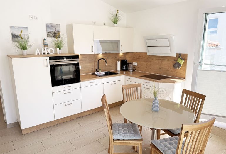 moderne Küchenzeile mit diverse Küchenutensilien