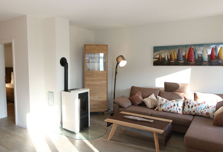 Wohnzimmer mit Kamin sorgt für eine angenehme Wärme
