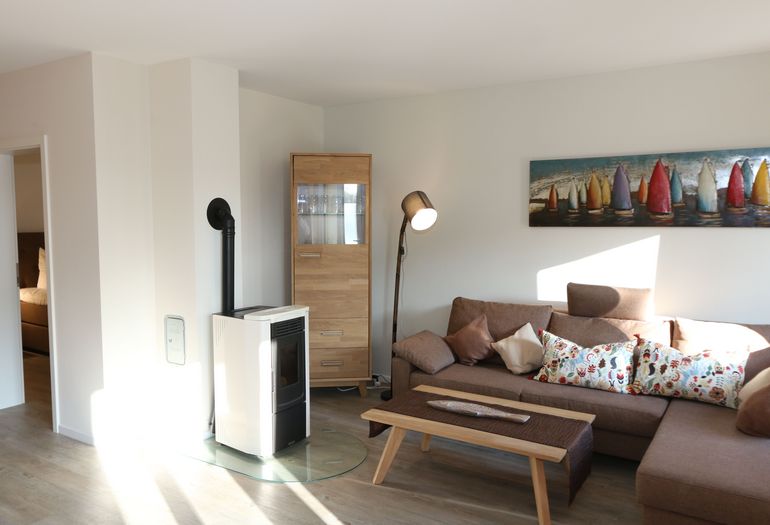 Wohnzimmer mit Kamin sorgt für eine angenehme Wärme