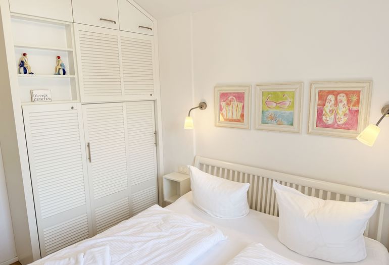 2. Schlafzimmer mit Einbauschränken 2. Schlafzimmer mit Einbauschränken