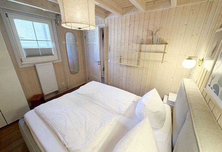 1. Schlafzimmer mit Doppelbett im Erdgeschoss 1. Schlafzimmer mit Doppelbett im Erdgeschoss