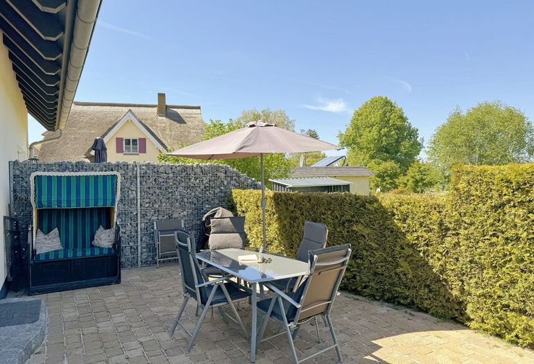 Terrasse mit Sonnenschirm
