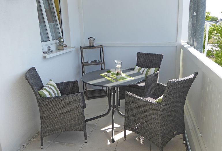 bestuhlter Balkon