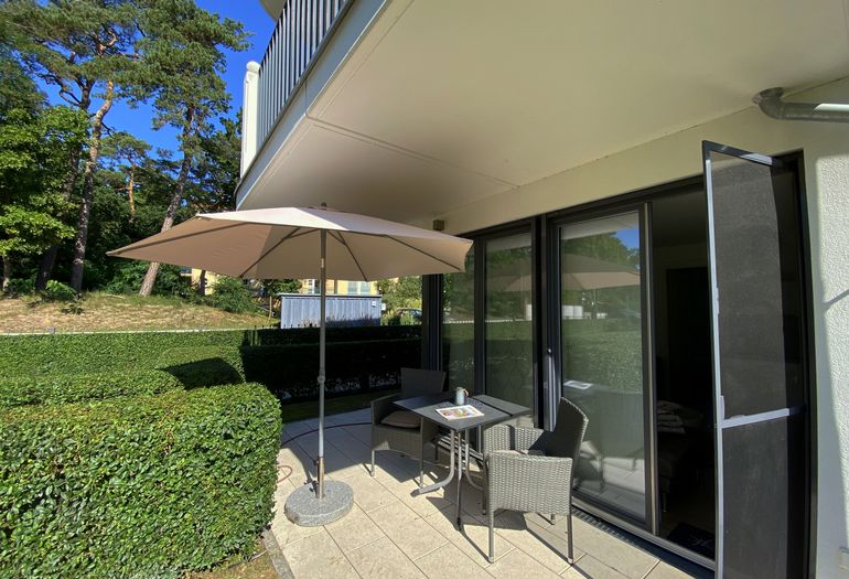 bestuhlte Terrasse mit Gartenanteil bestuhlte Terrasse mit Gartenanteil